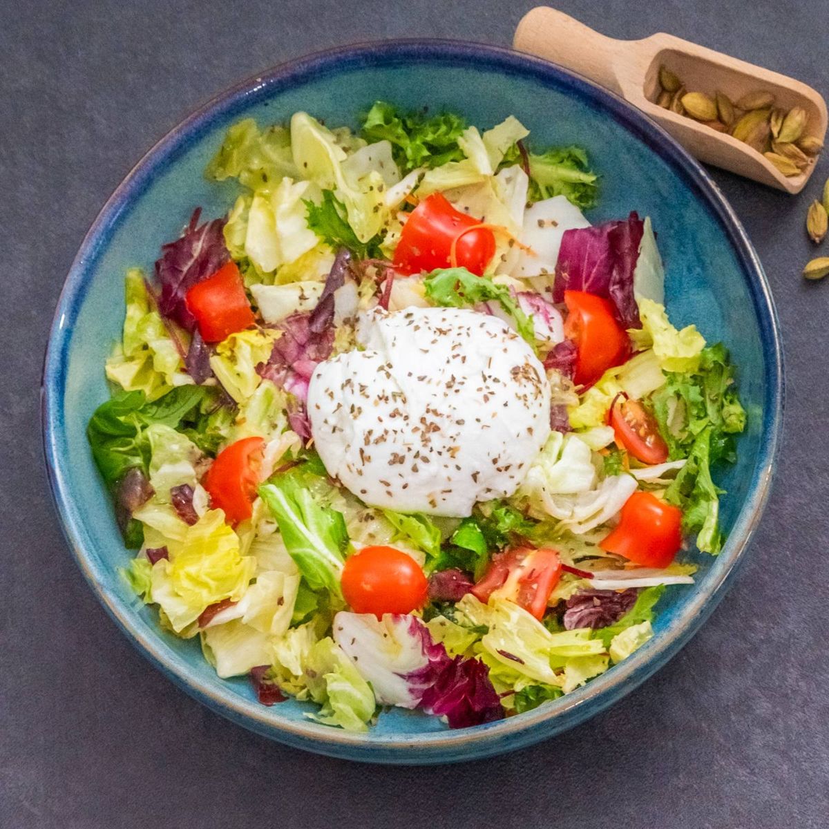 Salată mediteraneană cu mozzarella de bivoliță